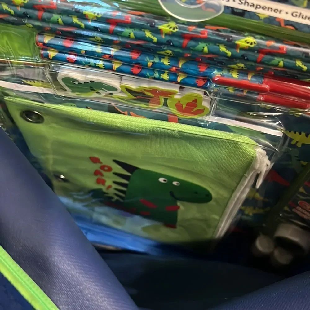 Boy 👦🏼 backpack & supplies - Picture 10 of 13